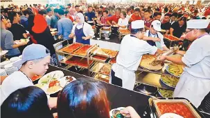  ??  ?? LEPAS RINDU: Anak Sarawak yang merindui masakan tempatan seperti mi kolok dan laksa Sarawak berpeluang menikmati sajian yang dibawakan khas dari Bumi Kenyalang.