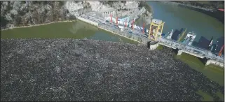  ?? (AP/Eldar Emric) ?? Garbage clogs the Drina River near a dam.