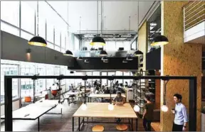 ?? THE NATION (THAILAND) ?? Co-working spaces in Singapore are increasing­ly popular with foreign start-ups looking to expand here. JustCo at 120 Robinson Road has an open space area where tenants can interact with one another.