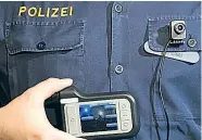  ?? Foto: APA/Fohringer ?? Bevor ein Polizist auf den Auslöser der Bodycam drückt, muss er dies seinem Gegenüber ankündigen.