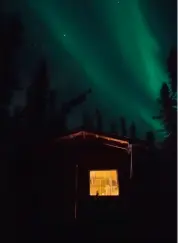  ??  ?? ALASKA-NORDLYS: En tissetur i natten viste seg å bli et eventyrlig lysshow over hytta vår.