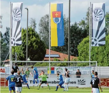  ?? Foto: Reinhold Radloff ?? Alle Fahnen auf dem Schwabmünc­hner Sportplatz wehen in eine Richtung, und die heißt Regionalli­ga. Vorher muss aber auf jeden Fall noch die DJK Vilzing bezwungen werden.