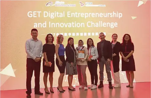  ??  ?? Proud finalists: ainaa Radhiah (fourth from left) and Le yi (fifth from left) flanked by their lecturers and judges of the GeT digital entreprene­urship and Innovation Competitio­n.