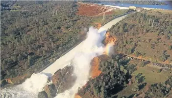  ?? FOTO: REUTERS ?? Die Wassermass­en aus dem Oroville-Stausee werden derzeit über den Haupt- und Nebenkanal abgelassen.