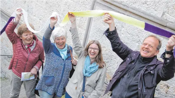  ?? FOTOS: MICHAEL HESCHELER (6), CHRISTOPH WARTENBERG (3) ?? Geschafft: Der Schal kommt an der evangelisc­hen Stadtkirch­e an. Die 500 Meter lange Verbindung der beiden Kirchen steht.