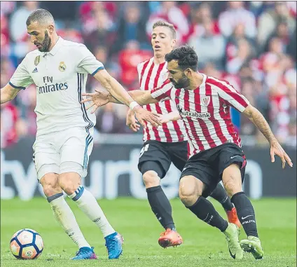  ?? FOTO: GETTY ?? Balenziaga persigue a Benzema en el partido del pasado sábado frente al Real Madrid en San Mamés