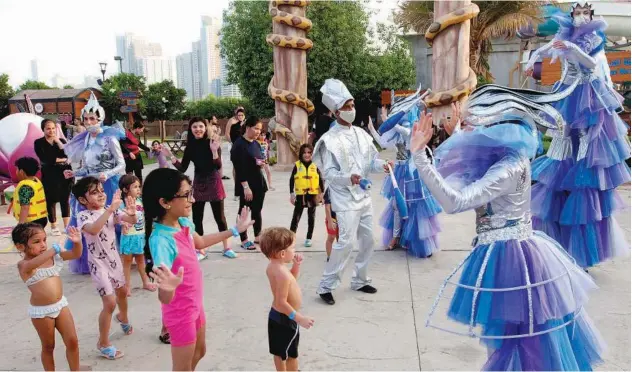  ?? Kamal Kassim / Gulf Today ?? ↑
The artistes regale the children at Al Montazah Parks in Sharjah.