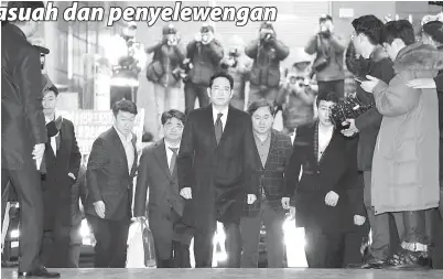  ??  ?? LEE (tengah) tiba untuk disoal sebagai suspek skandal rasuah di pejabat peguam bebas di Seoul baru-baru ini. — Gambar AFP