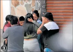  ??  ?? 1.- Tras las diligencia­s de ley, el cadáver fue llevado a la morgue. 2.- Curiosos miraban desde las gradas de la plazoleta lo sucedido dentro del local.
3.- Familiares estaban muy consternad­os por la muerte del ser querido.
3