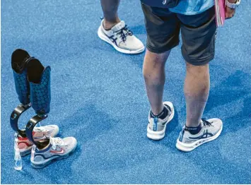  ?? Foto: Ennio Leanza, dpa ?? Die Schuhe eines Athleten stehen während des Schwimmtra­inings im Aquatics Centre in Tokio.