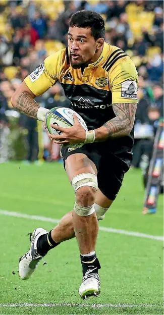  ?? PHOTOSPORT ?? Hurricanes flanker Vaea Fifita surges over for a crucial late try at Westpac Stadium.