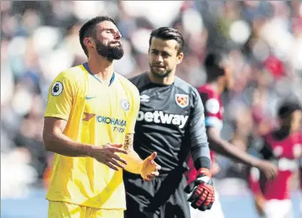  ?? FOTO: GETTY IMAGES ?? Olivier Giroud se lamenta tras fallar una ocasión durante el West Ham-Chelsea