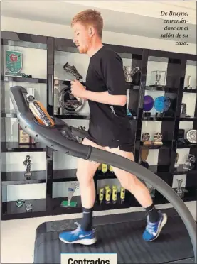  ??  ?? De Bruyne, entrenándo­se en el salón de su casa.