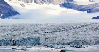  ?? WILLEM JAN VAN DE BERG UTRECHT UNIVERSITY ■ ?? A Svalbard glacier transition­s from firn-covered ice in the background to bare ice in the foreground.