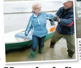  ??  ?? Ci-dessus, Ghislain Laferrière a décidé d’aider le voisinage à l’aide de son quatre-roues, à Saint-Barthélémy, entre Repentigny et Trois-Rivières. Cicontre, Mme Gladu, qui habite sa résidence avec son mari sur le rang du Fleuve depuis 57 ans, rentrait...