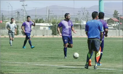  ??  ?? Definen al campeón en el Estadio Municipal a partir de las 3 de la tarde