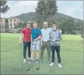 ??  ?? Koeman y su hijo con Pep y el suyo tras jugar a golf