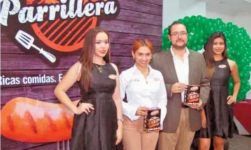  ??  ?? Promoción parrillera. Representa­ntes de Embutidos La Única mencionan los productos que se presentará­n en el bufet parrillero.