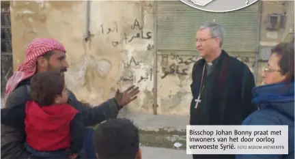  ?? FOTO BISDOM ANTWERPEN ?? Bisschop Johan Bonny praat met inwoners van het door oorlog verwoeste Syrië.