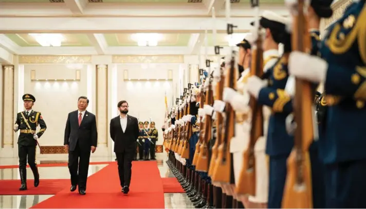  ?? ?? ► El presidente chino Xi Jinping y el presidente chileno Gabriel Boric en una ceremonia en Beijing el 17 de octubre del 2023.