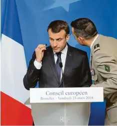  ?? Foto: Ludovic Marin, afp ?? Das ist offenbar der Moment, in dem Frankreich­s Präsident Emmanuel Macron in Brüssel vom Terroransc­hlag in seiner Heimat erfährt.