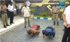  ?? WWW.LAMPUNGPRO­V.GO.ID ?? EFEK JERA: Petugas memberikan sanksi push-up kepada pelanggar protokol kesehatan dalam operasi yustisi di wilayah Kabupaten Lampung Utara.