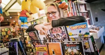  ??  ?? Rolf Lang arbeitet seit rund 25 Jahren bei C.O.M. Comics und hat für seine Kunden immer einen Tipp auf Lager. Er selbst liest gerne frankobelg­ische Comics, die er dann auch am liebsten weiterempf­iehlt.