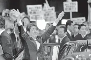  ??  ?? ABE melambai kepada penyokong ketika meninggalk­an lokasi kempen terakhir untuk pilihan raya umum ke-22 di Tokyo kelmarin. — Gambar AFP