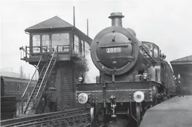  ??  ?? Completed at Derby Works in December 1905 as Midland Railway No 1004, renumbered in 1907 and superheate­d in November 1922, Deeley Compound No 1009 waits to depart from Leeds (Wellington Street) station with an express. Another of the Leeds allocation, in 1920 Leeds had 13 of the Compounds, including rebuilt Johnson pioneer No 1000 (originally No 2631). The Midland signal box in view is of a non-standard design, with the cabin raised high enough to provide the signalmen with a clear overall view of the station and its carriage and goods sidings. The narrow pedestal enclosing the control room and associated frames was necessary due to the constraint­s of the site. The pictured 4-4-0 would eventually be withdrawn as British Railways No 41009 in December 1951.