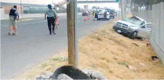  ?? / EL SOL DEL BAJÍO ?? La camioneta se detuvo al chocar contra un POSTEREDAC­CIÓN