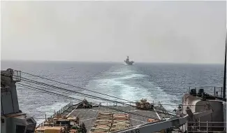  ?? ?? Sur cette image fournie par la marine américaine, le navire de débarqueme­nt USS Carter Hall et le navire d'assaut USS Bataan traversent le détroit de Bab al-Mandeb.