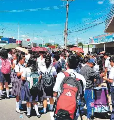  ?? FOTO: EL HERALDO ?? La interrupci­ón de la vía provocó un gran congestion­amiento vial en la zona, ya que une a las aduanas de El Amatillo con Guasaule.