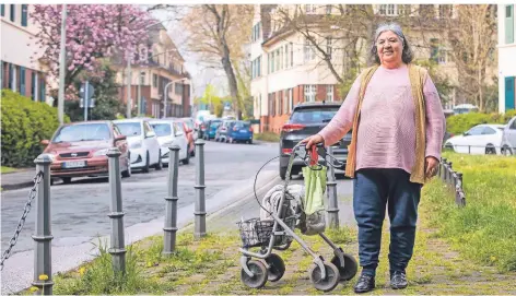  ?? FOTOS: CHRISTOPH REICHWEIN ?? Naile Erol (65) wohnt seit 40 Jahren in Hüttenheim.