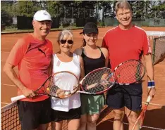  ?? Foto: TC Wertingen ?? Auf dem Tennisplat­z und im wahren Leben als Paare erfolgreic­h im Einsatz (von links): Norbert Weiser, Marion Gleich, Marion Buk Kluger und Ulrich Kluger.