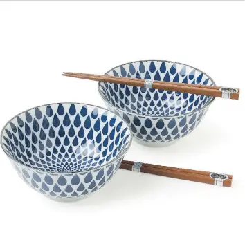  ?? PHOTOS: MIYA ?? These bowls from Miya Company feature indigo blue raindrops to create a pleasing geometric pattern. They can be used for rice, cereal or soup.