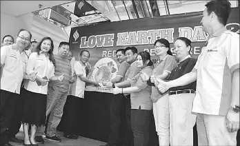  ??  ?? Tiong (fourth left) declares open Love Earth Day 2017. From second left are Loh, Jong, Wong (third right) and others.