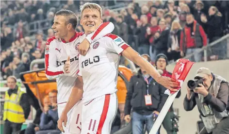  ?? FOTO: DPA ?? Axel Bellinghau­sen (r.) beim Jubel mit Lukas Schmitz nach seinem Treffer zum 1:0 im Oktober 2016 gegen Arminia Bielefeld.