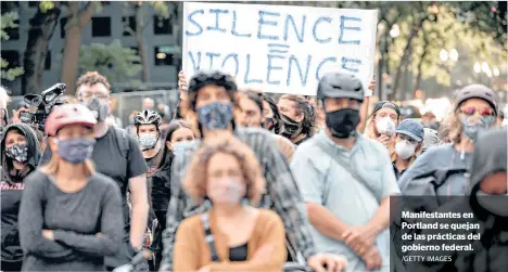  ?? /GETTY IMAGES ?? Manifestan­tes en Portland se quejan de las prácticas del gobierno federal.