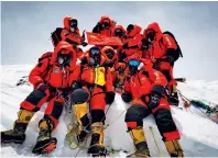  ??  ?? 27 de mayo de 2020. Un equipo de topógrafos chinos llega a la cumbre del monte Qomolangma (monte Everest) para realizar una serie de mediciones.
