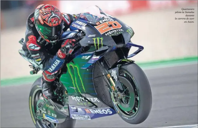  ??  ?? Quartararo pilota la Yamaha durante la carrera de ayer en Assen.