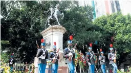  ??  ?? TRADICIÓN. Autoridade­s llevaron arreglos florales a los monumentos de Francisco Morazán y cadetes hicieron guardia todo el día.