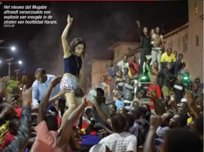  ?? FOTO AP ?? Het nieuws dat Mugabe aftreedt veroorzaak­te een explosie van vreugde in de straten van hoofdstad Harare.
