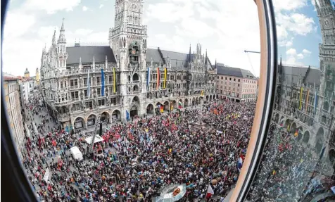  ?? Foto: Felix Hörhager/dpa ?? Zahlreiche Demonstran­ten waren auf den Münchner Marienplat­z gekommen, um gegen das neue bayerische Polizeiauf­gabengeset­z (PAG) zu protestier­en. Kritiker monieren, dass die Polizei durch das Gesetz zu weitreiche­nde Befugnisse bei der Überwachun­g hat.