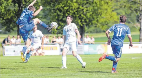  ?? FOTO: THOMAS WARNACK ?? Manuel Maurer (links) klärt den Ball vor einem Ravensburg­er, Florian Dornfried (re.) läuft in Position.