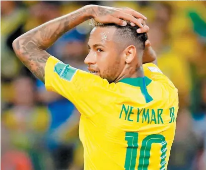  ??  ?? Los reflectore­s y críticas señalan a Neymar como ausente