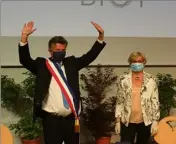  ??  ?? Nicole Pradelli a remis, hier matin, l’écharpe tricolore à Jean-Pierre Dermit. (Photos J-M.P. et DR)