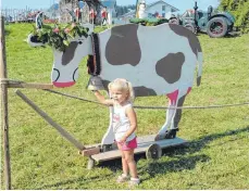  ?? FOTO: MARIA LUISE STÜBNER ?? Kranzkuh Genoveva ist der Liebling der Kinder.