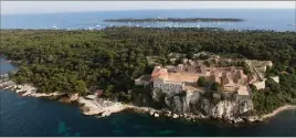  ?? (Photo Patrice Lapoirie) ?? L’île Sainte-marguerite et son Fort Royal font partie des sites et édifices vendus sous la forme de NFT.