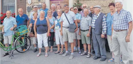  ?? FOTO: PRIVAT ?? Bei schönstem Wetter stellen sich der Organisato­r, Josef Kugler (Bildmitte mit Tasche), und die Teilnehmer vor der Brauereiga­ststätte noch zu einem Erinnerung­sfoto auf.