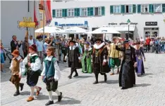  ??  ?? Die Mitglieder des Vereins Alt Nördlingen in ihren Kostümen beim Umzug am Sams tagnachmit­tag in der Altstadt.
